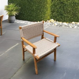 Ghế ngoài trời khung gỗ đan dây rope màu be, đặt sân vườn hiện đại