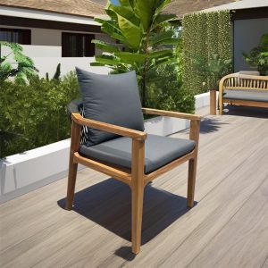 Ghế sân vườn khung gỗ teak, nệm xám đậm, tựa dây rope, đặt ngoài trời sang trọng