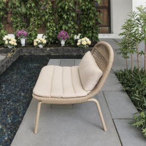 Ghế sân vườn nhôm đan rope có nệm, đặt cạnh hồ nước ngoài trời