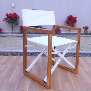 Ghế xếp ngoài trời khung gỗ teak vải lưới trắng, chụp góc nghiêng sân vườn
