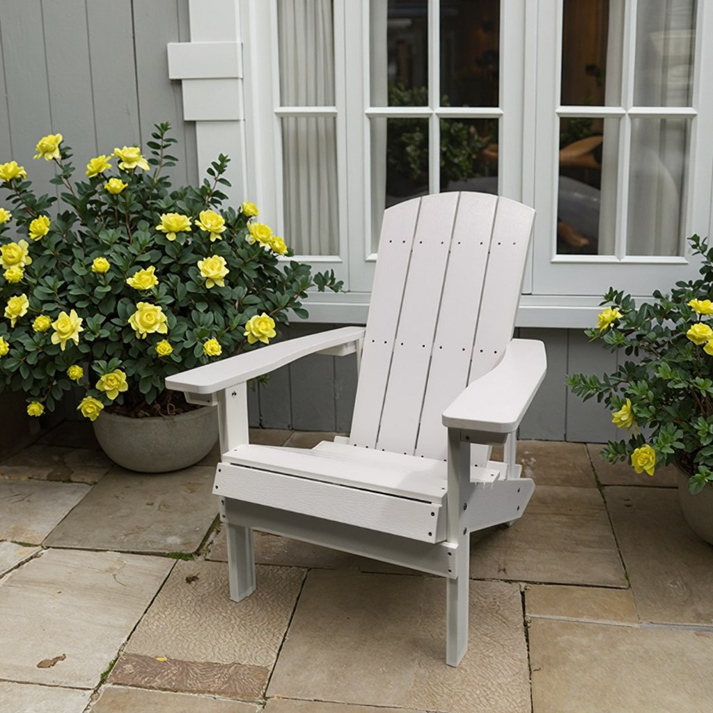 Ghế sân vườn gỗ trắng kiểu Adirondack đặt ngoài trời, phù hợp sân vườn ban công