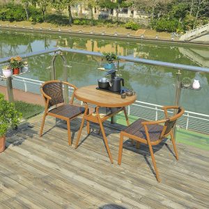 Bộ bàn ghế sân vườn nhôm giả gỗ 3 món ngoài trời, đặt trên ban công cạnh hồ