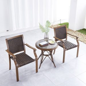 Bộ bàn ghế sân vườn 3 món gồm 2 ghế đơn và 1 bàn tròn mặt kính, chất liệu nhôm giả gỗ và dây nhựa giả mây.