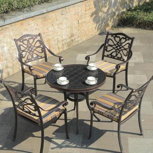 Bộ bàn ghế sân vườn nhôm đúc 4 ghế 1 bàn tròn, nệm sọc vàng-nâu, phong cách tân cổ điển