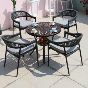 Bộ bàn ghế sân vườn 4 ghế đan dây rope, bàn tròn hoa văn, nệm xám hiện đại ngoài trời
