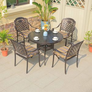 Bộ bàn ghế sân vườn nhôm đúc 5 món, bàn tròn, ghế tựa hoa văn, nệm sọc vàng-nâu-xanh