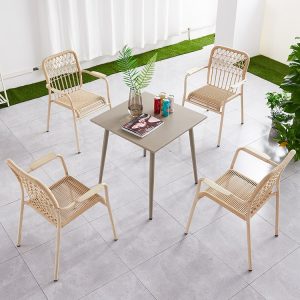 Bộ bàn ghế sân vườn 5 món khung nhôm đan dây rope, phối cảnh trên nền gạch xám
