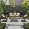 Bộ sofa sân vườn nhôm đúc 4 món, nệm be, gối hoa, bối cảnh sân vườn sang trọng