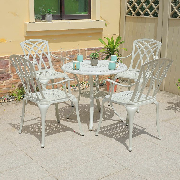Bộ bàn ghế sân vườn nhôm đúc 5 món màu trắng kem, thiết kế hoa văn hiện đại