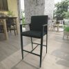 Ghế bar ngoài trời khung nhôm sơn tĩnh điện, nệm đen, phong cách hiện đại đặt trong không gian sân vườn