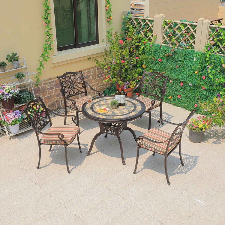 Bộ bàn ghế sân vườn nhôm đúc mặt đá mosaic, 4 ghế nệm sọc, phong cách tân cổ điển