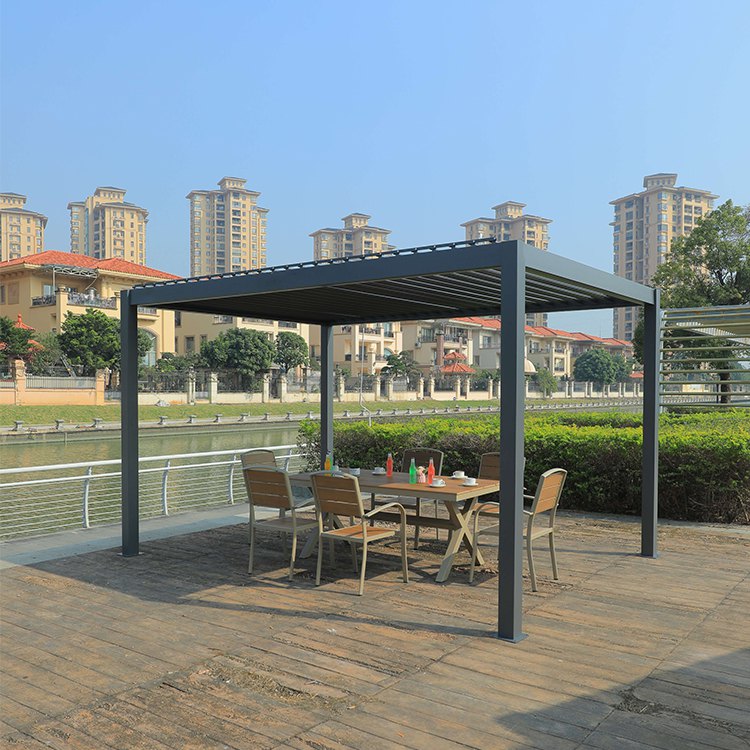Bộ pergola nhôm ngoài trời hiện đại kèm bàn ghế ăn 6 chỗ, lắp đặt cạnh hồ nước sang trọng