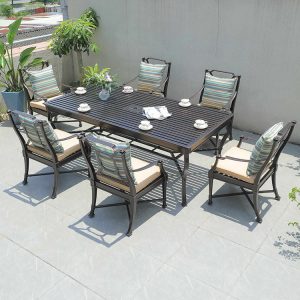 Bộ bàn ghế sân vườn 6 ghế, nệm kem, gối sọc xanh trắng, phù hợp ngoài trời