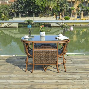 Bộ bàn ghế cafe ngoài trời 3 món nhựa giả mây, bàn kính cường lực, đặt cạnh hồ