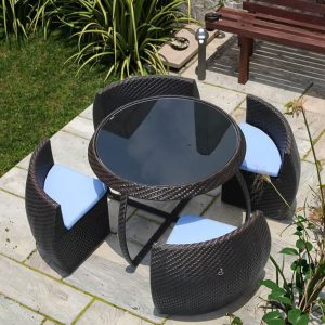 Bộ bàn ghế sân vườn nhựa giả mây màu nâu, nệm xanh nhạt, kiểu dáng tròn tiết kiệm diện tích