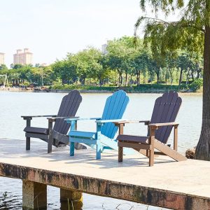 Bộ 3 ghế Adirondack nhựa giả gỗ ngoài trời, màu nâu và xanh dương đặt cạnh hồ nước