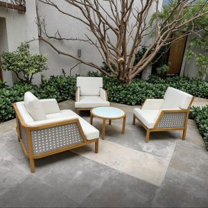 Bộ sofa sân vườn 4 món khung gỗ teak, nệm trắng kem, phù hợp không gian ngoài trời sang trọng