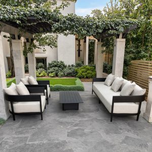 Bộ sofa sân vườn 4 món hiện đại đặt ngoài trời, phối cảnh biệt thự sang trọng