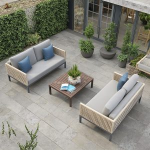 Bộ sofa sân vườn 4 món hiện đại với 2 ghế dài, bàn trà gỗ, nệm xám và gối xanh dương ngoài trời