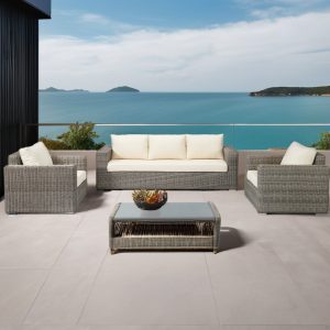 Bộ sofa sân vườn 4 món giả mây xám, nệm kem, bàn kính, đặt ngoài trời view biển sang trọng