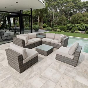 Bộ sofa sân vườn giả mây khung nhôm màu xám, nệm kem, kê cạnh hồ bơi sang trọng