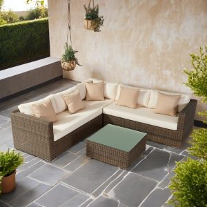 Bộ sofa sân vườn góc L nhựa giả mây, nệm kem, bàn trà kính, phù hợp ngoài trời