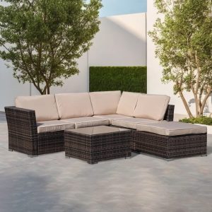 Bộ sofa sân vườn góc L nhựa giả mây nâu, nệm be, bàn kính, đặt ngoài trời sang trọng