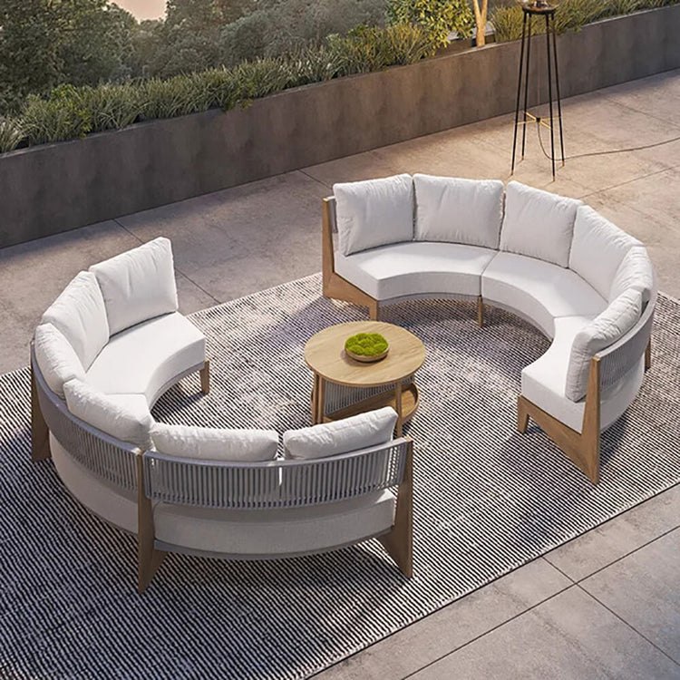 Bộ sofa sân vườn cong hiện đại, khung gỗ teak, nệm trắng kem, phù hợp biệt thự ngoài trời