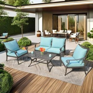 Bộ sofa sân vườn nhôm đúc 4 món, nệm xanh dương, bối cảnh sân vườn hiện đại