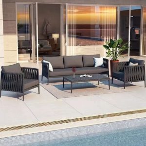 Bộ sofa sân vườn nhôm đan dây rope màu xám đậm, gồm sofa dài, 2 ghế đơn và bàn trà, đặt cạnh hồ bơi sang trọng