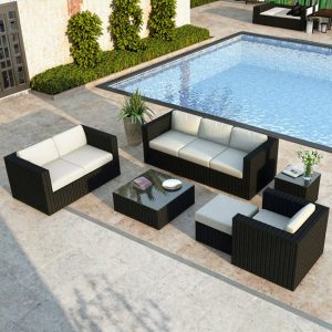 Bộ sofa sân vườn giả mây 5 món màu đen, nệm trắng kem, đặt cạnh hồ bơi sang trọng