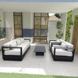 Bộ sofa sân vườn khung nhôm, nệm màu sáng, đặt trong không gian ngoài trời sang trọng