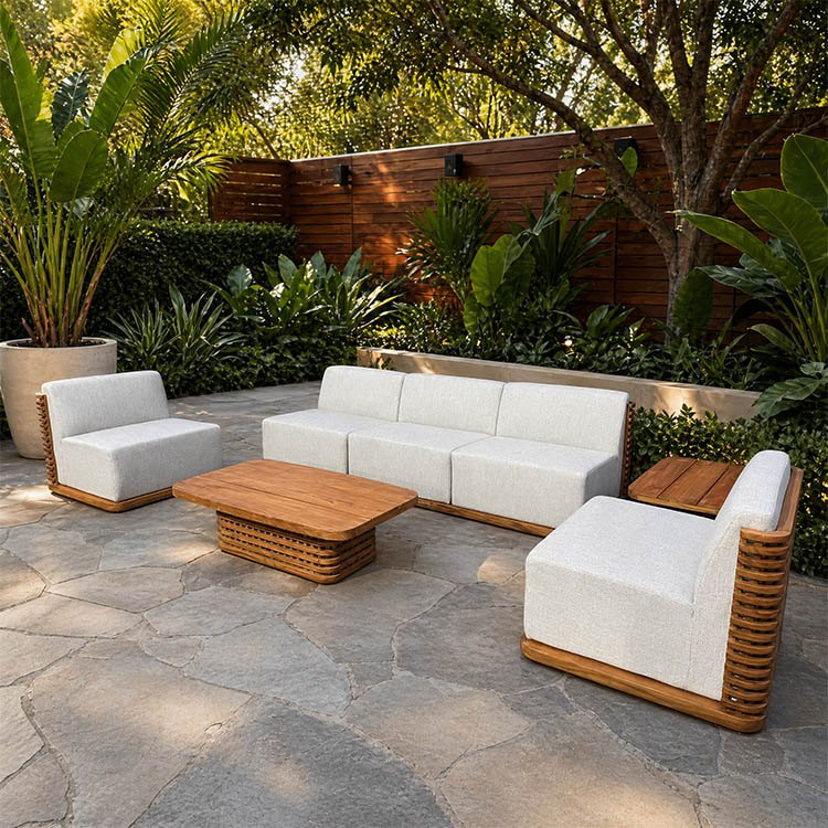 Bộ sofa sân vườn gỗ teak 4 món, nệm màu ghi sáng, phong cách hiện đại, đặt ngoài trời sang trọng
