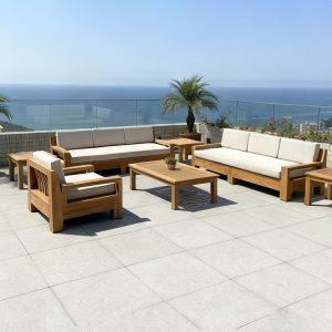 Bộ sofa sân vườn gỗ teak 5 món hiện đại, nệm kem, đặt ngoài trời view biển sang trọng
