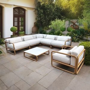 Bộ sofa sân vườn góc L khung nhôm giả gỗ, nệm ghi sáng, bàn trà mặt kính đá, đặt ngoài trời sang trọng