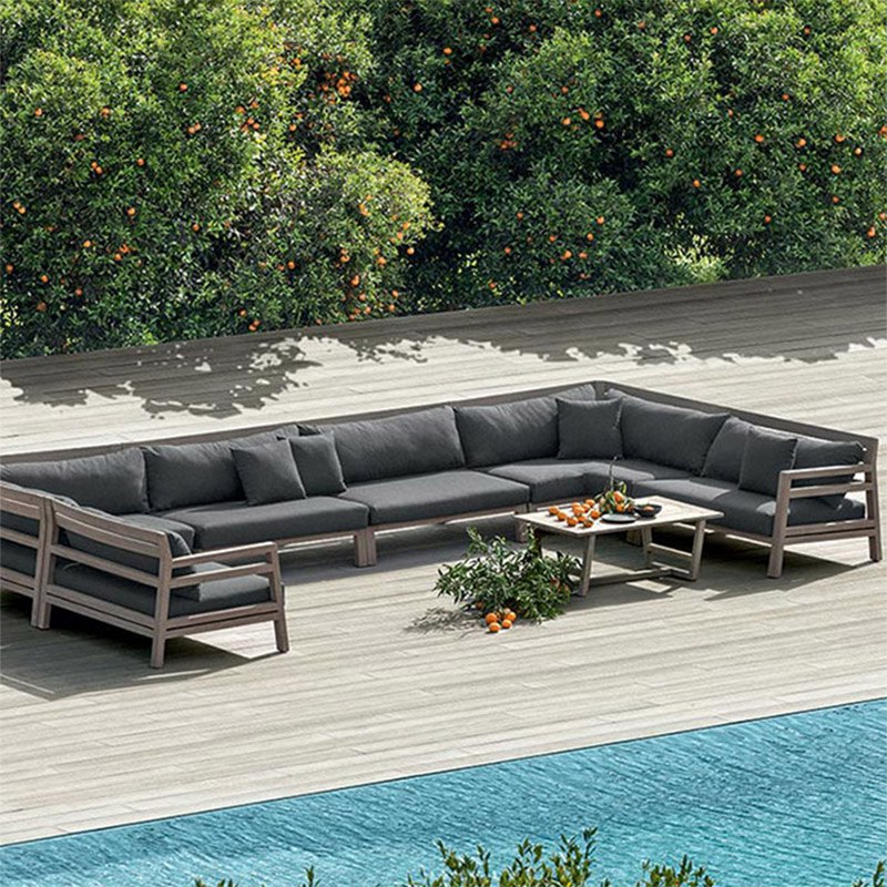 Bộ sofa góc L ngoài trời khung gỗ teak, nệm xám đậm, đặt cạnh hồ bơi sang trọng