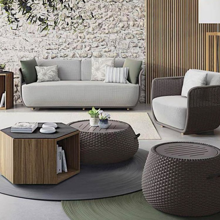 Bộ sofa sân vườn giả mây màu nâu phối nệm ghi hiện đại, gồm sofa dài, ghế đơn và bàn tròn
