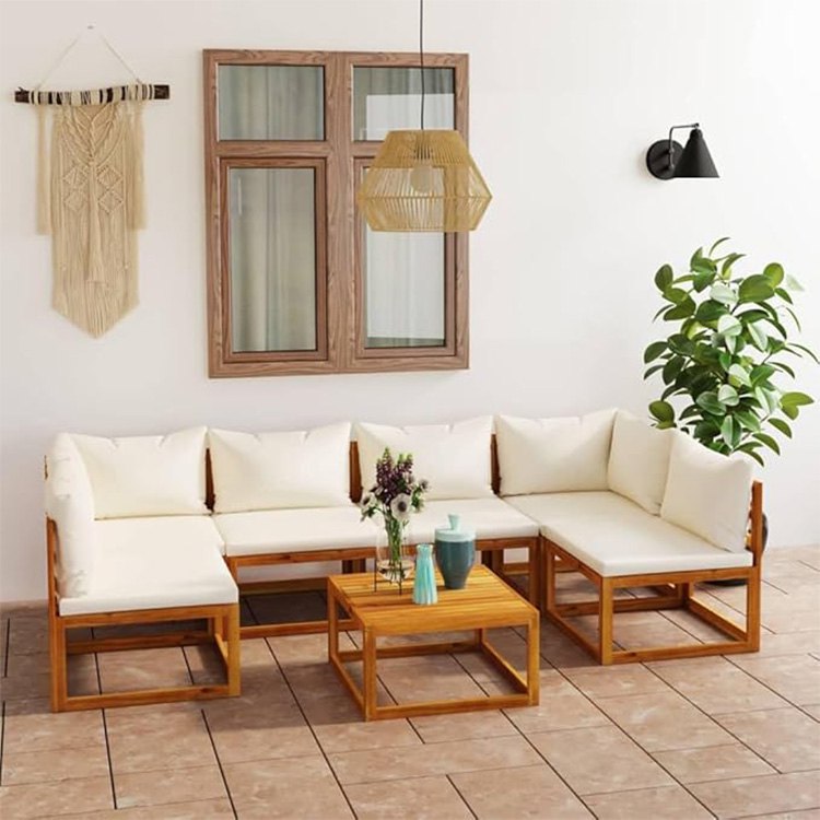 Bộ sofa sân vườn chữ L gỗ teak nệm kem, bối cảnh ngoài trời sang trọng