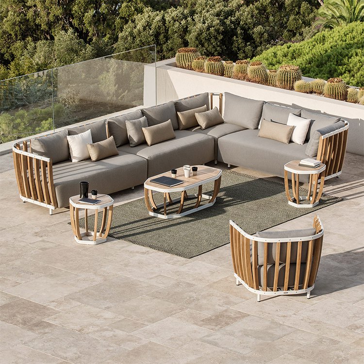 Bộ sofa sân vườn góc L khung nhôm gỗ teak, nệm ghi, bàn trà ngoài trời hiện đại