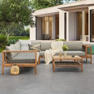 Bộ sofa sân vườn chữ L gỗ teak hiện đại, nệm ghi xám, bối cảnh biệt thự sang trọng