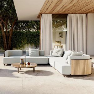 Bộ sofa sân vườn góc L hiện đại, nệm ghi sáng, bàn trà gỗ, phù hợp biệt thự ngoài trời