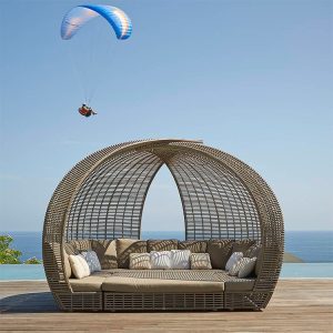 Sofa ngoài trời mái vòm giả mây màu nâu, nệm be, view biển sang trọng