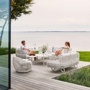 Bộ sofa sân vườn giả mây màu trắng, thiết kế hiện đại đặt ngoài trời cạnh biển