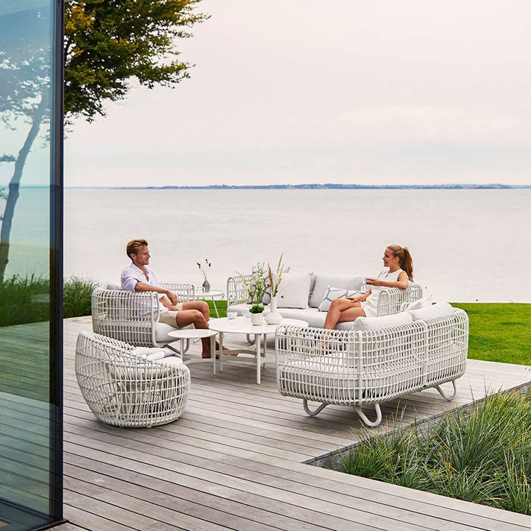 Bộ sofa sân vườn giả mây màu trắng, thiết kế hiện đại đặt ngoài trời cạnh biển