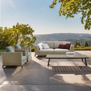 Bộ sofa sân vườn hiện đại gồm sofa 3 chỗ, 2 ghế đơn và bàn trà mặt gỗ, khung rope đan tay, đặt ngoài trời.