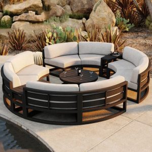 Bộ sofa sân vườn nhôm sơn tĩnh điện dạng tròn, nệm ghi sáng, gồm bàn trà và bàn phụ, đặt cạnh hồ bơi ngoài trời