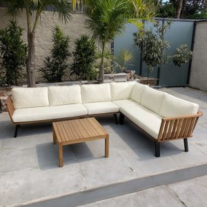 Bộ sofa góc L ngoài trời khung gỗ teak, nệm kem, bàn trà vuông, đặt sân vườn nhiệt đới