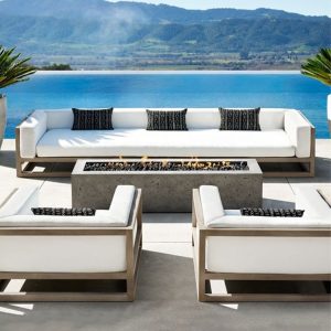 Bộ sofa sân vườn gỗ teak nệm trắng hiện đại bên hồ bơi, gồm sofa dài, 2 ghế đơn và bàn trà vuông dài