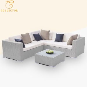 Bộ sofa sân vườn chữ L giả mây màu xám nhạt, nệm trắng kem, bàn trà mặt kính