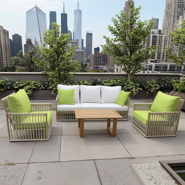 Bộ sofa sân vườn 4 món khung giả mây, nệm trắng xanh nổi bật trên sân thượng thành phố